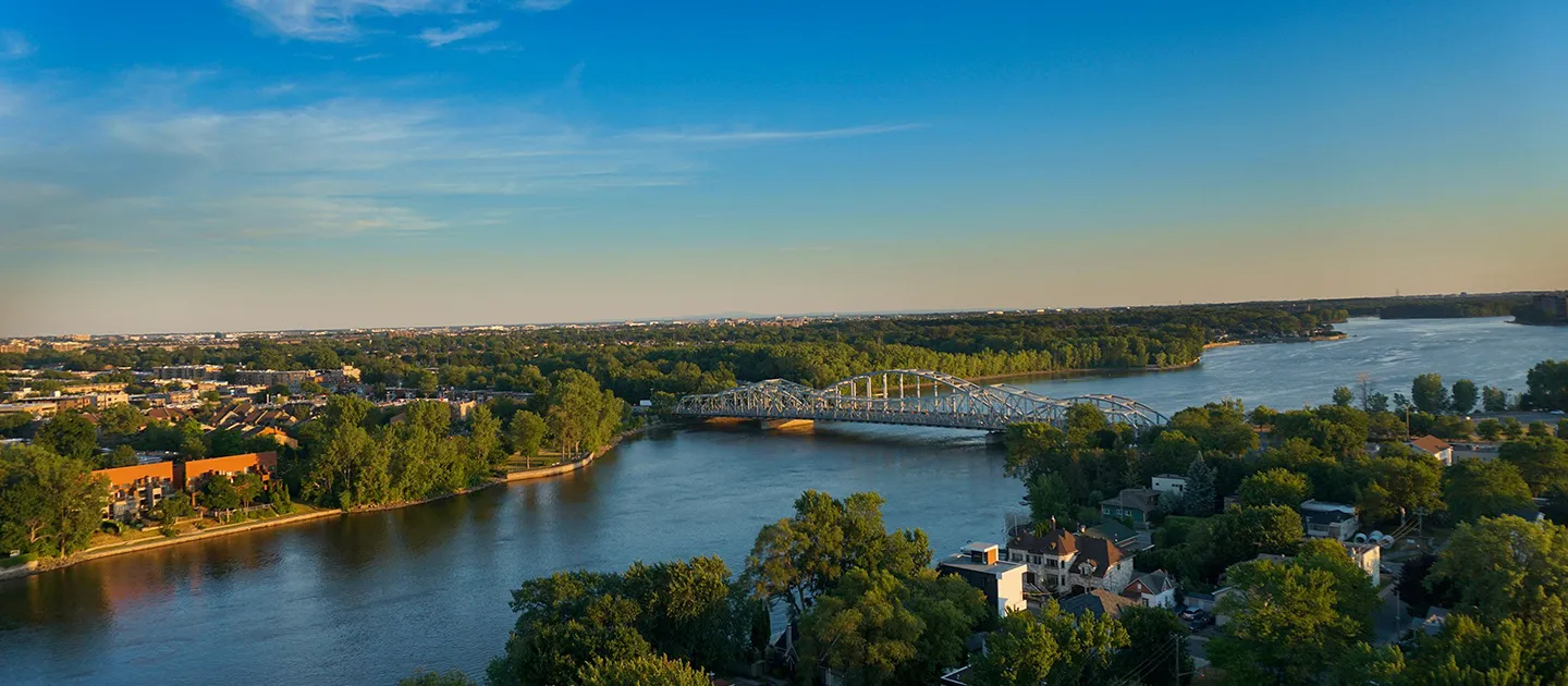 Luminosité vue bord eau condo Laval